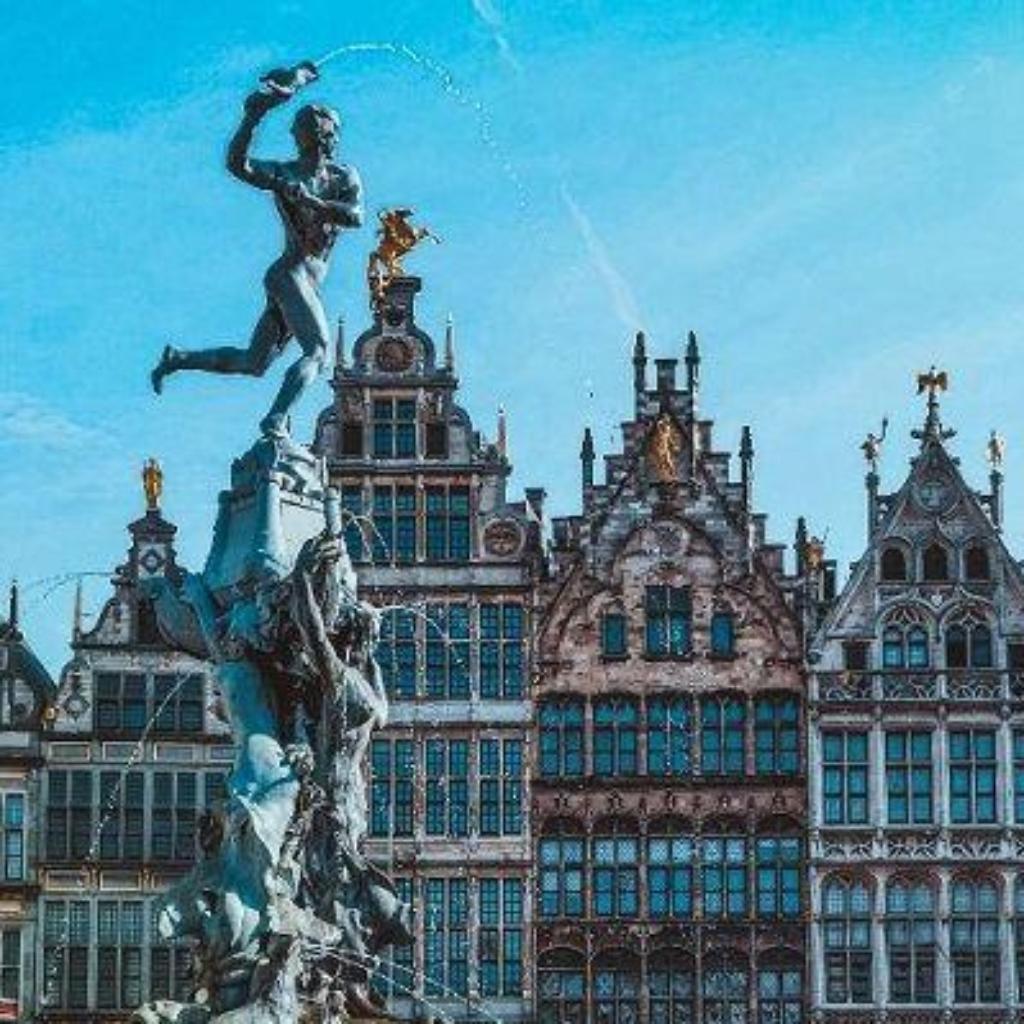 https://unsplash.com/de/fotos/brunnen-fur-menschliche-statuen-wgZZ9h-VoCw